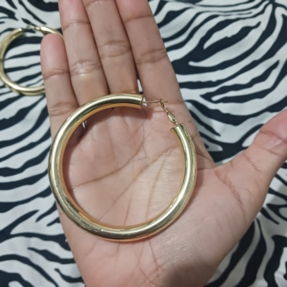 Women Fashion Gold medium size hoop earrings - Picture 7 of 11